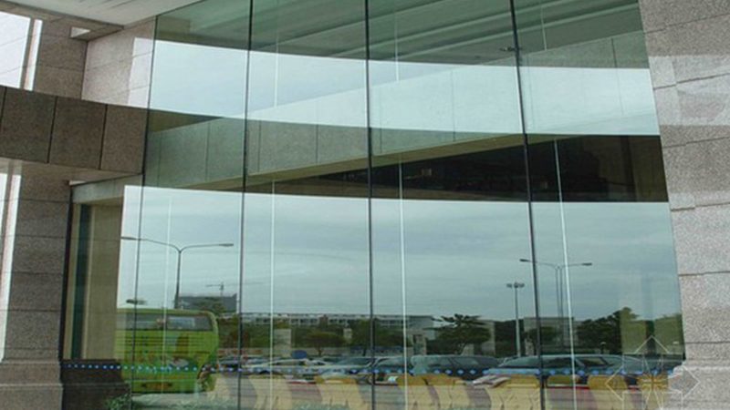玻璃室内门安装师傅的费用构成解析